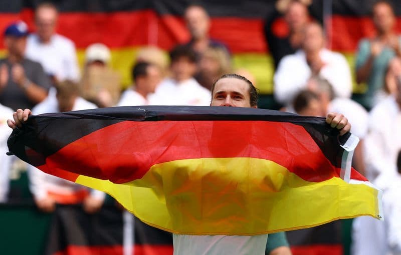 Tennis-Zverev lleva a Alemania a la final de la Copa Davis 8, España también a través de