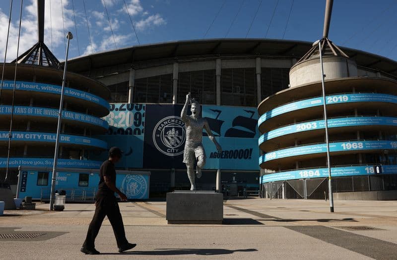 La Premier League de fútbol se prepara para una larga espera mientras el Man City se enfrenta a la perspectiva de sanciones
