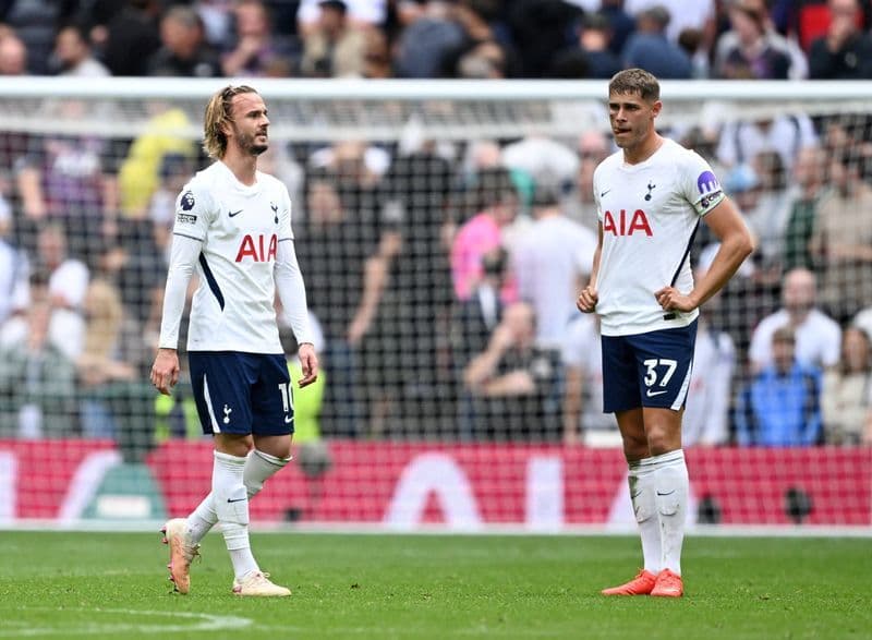 Soccer-Villa expone defectos familiares mientras la caída del Tottenham continúa
