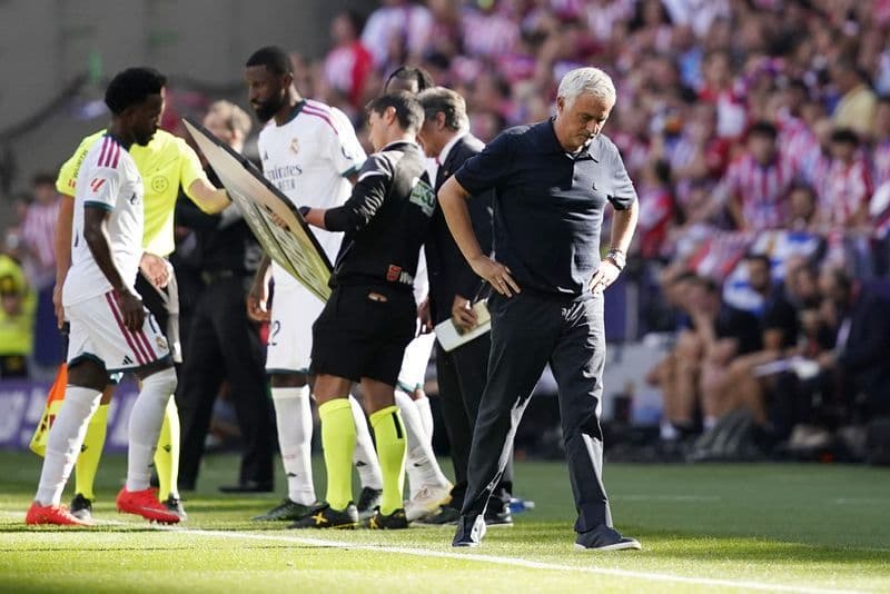 Fútbol-Mourinho humea en el árbitro, Simeone insta al respeto después del ardiente derbi de Madrid
