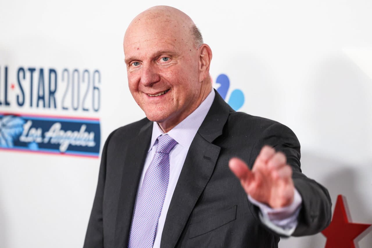 Verificación de hechos: ¿La NBA suspendió al propietario de los Clippers, Steve Ballmer, por un año por violaciones del límite salarial de Kawhi Leonard?